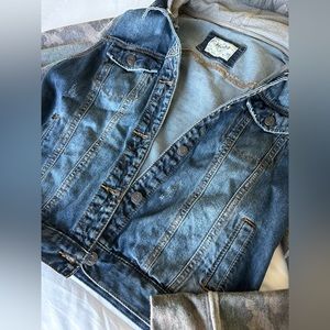 Kids Jean/Camo Jacket with hood (M)
Good condition. No major issues!